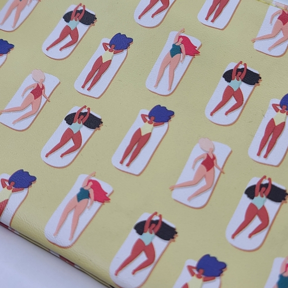 2 Ipsy  Makeup Bag people sunbathing - Picture 6 of 7